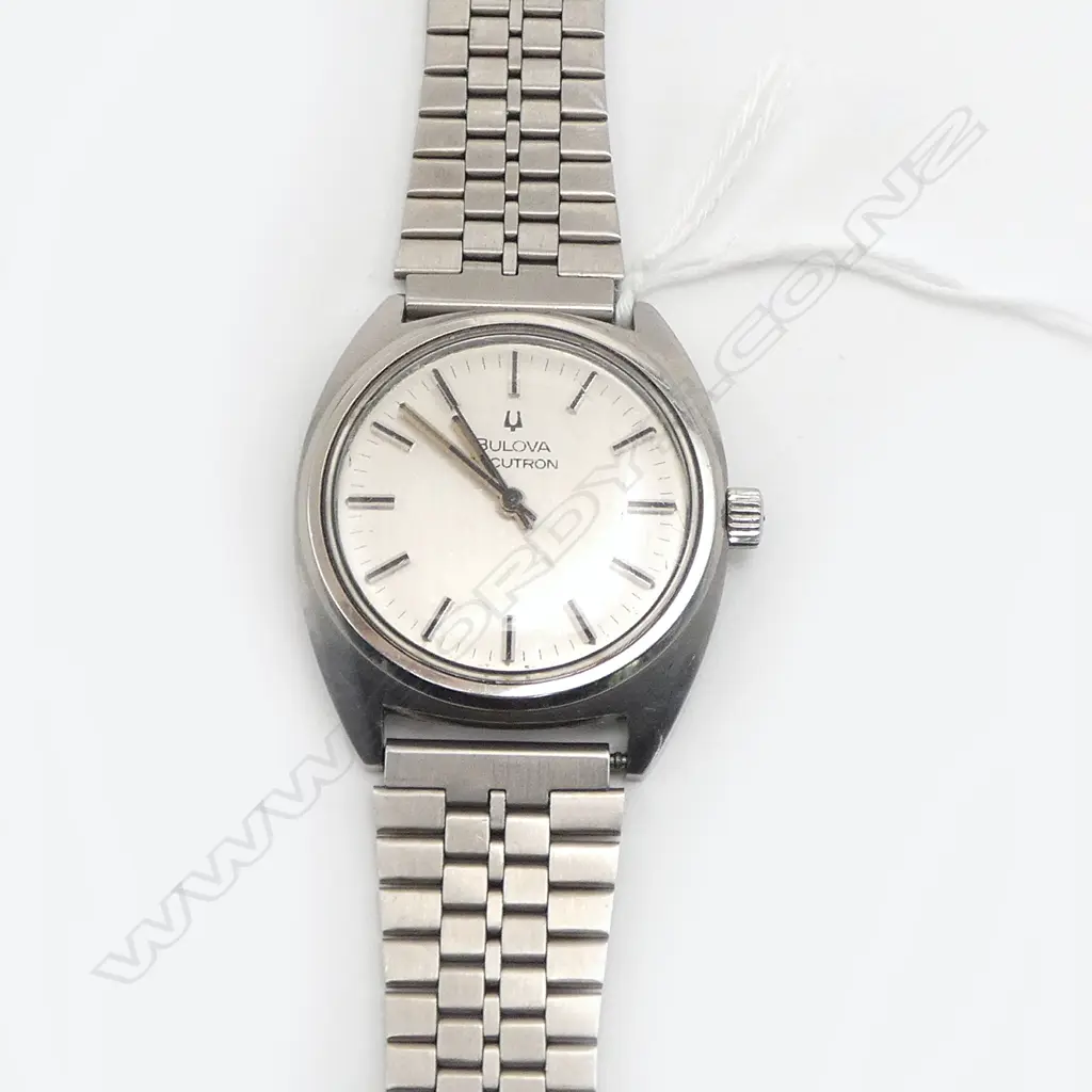 VINTAGE BULOVA ACCUTRON GENT'S stainless WRISTWATCH w stainless bracelet strap. c.1980. Working Image 1++