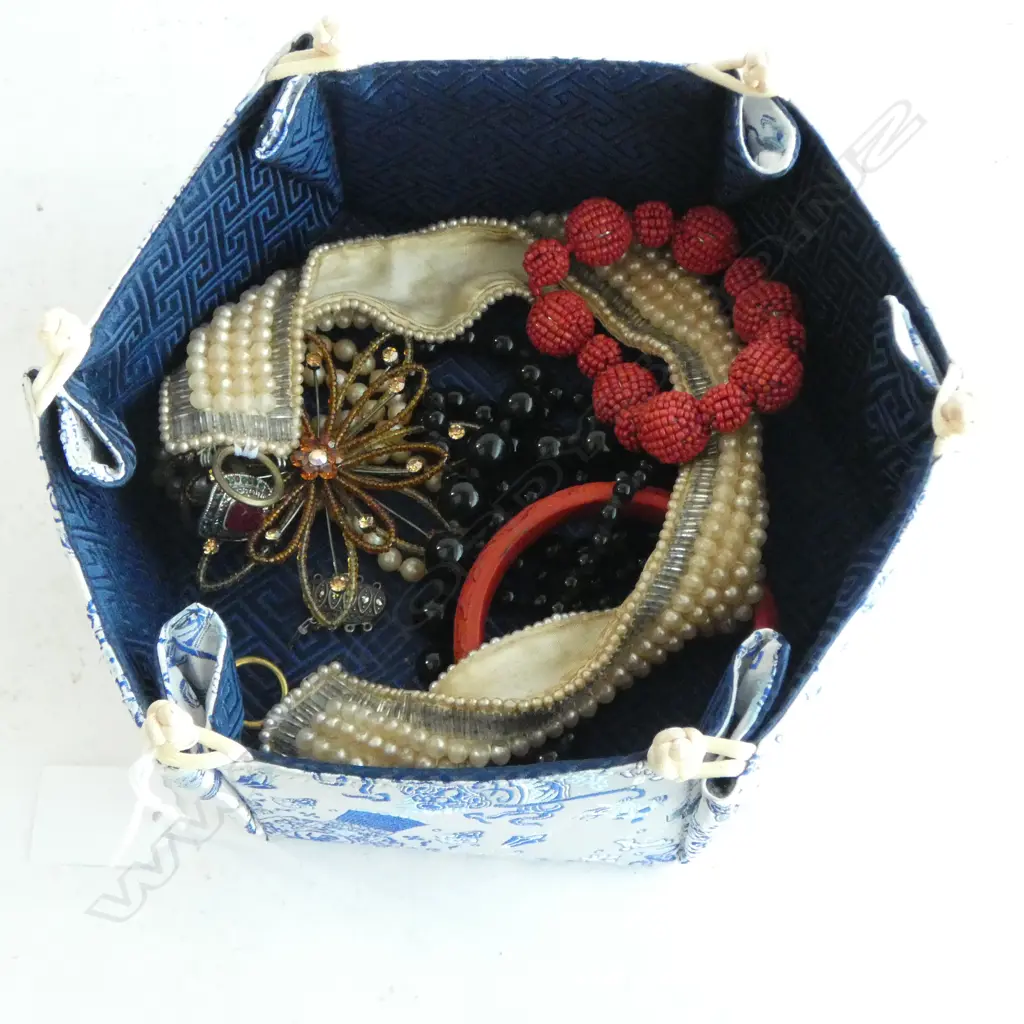 ASST. COSTUME JEWELLERY IN CHINESE BOX Image 1++
