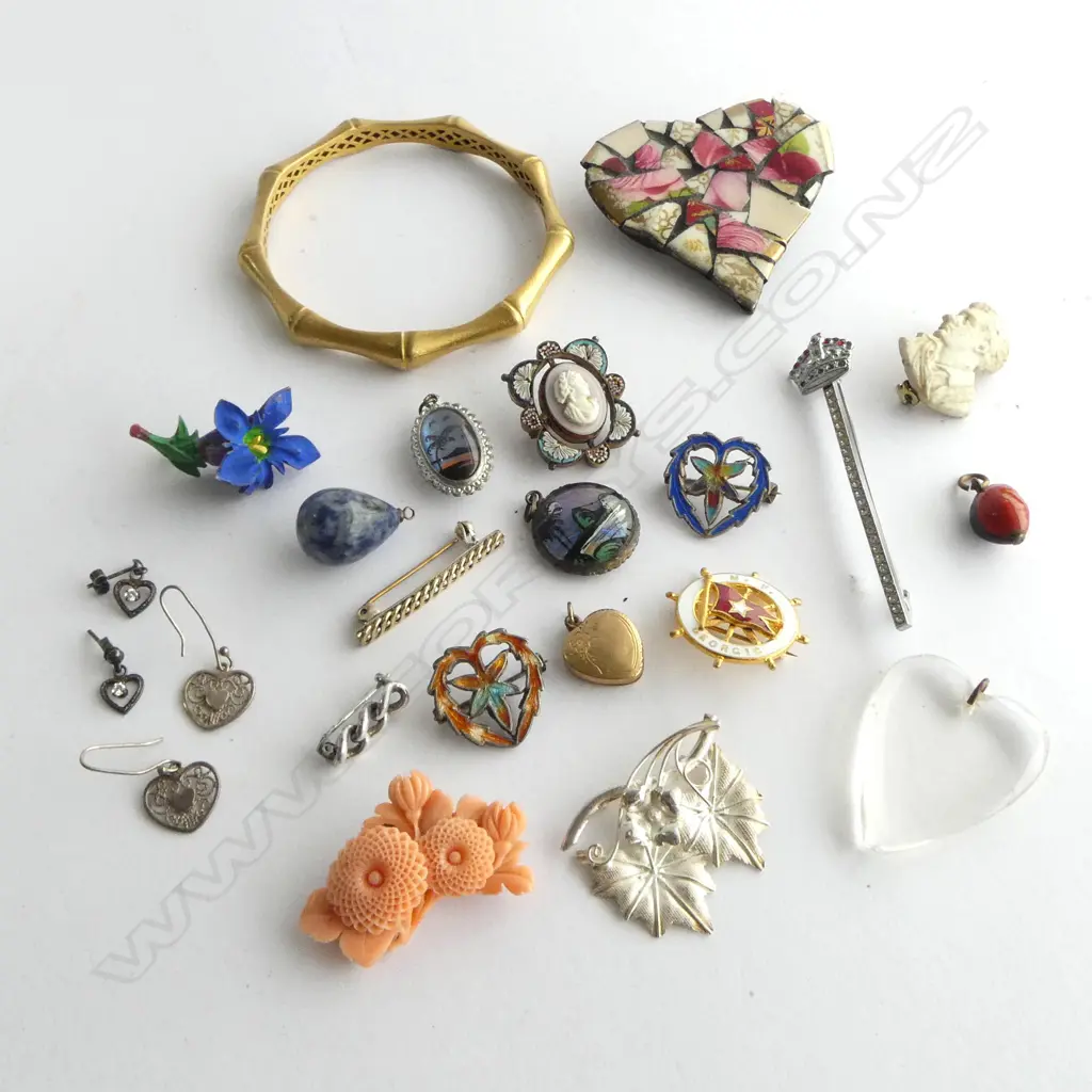 BRASS BANGLE AND ASSORTED COSTUME JEWELLERY Image 1++
