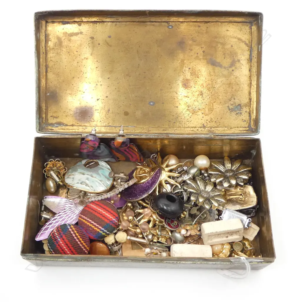 INDIAN BRASS BOX OF COSTUME JEWELLERY  Image 1++