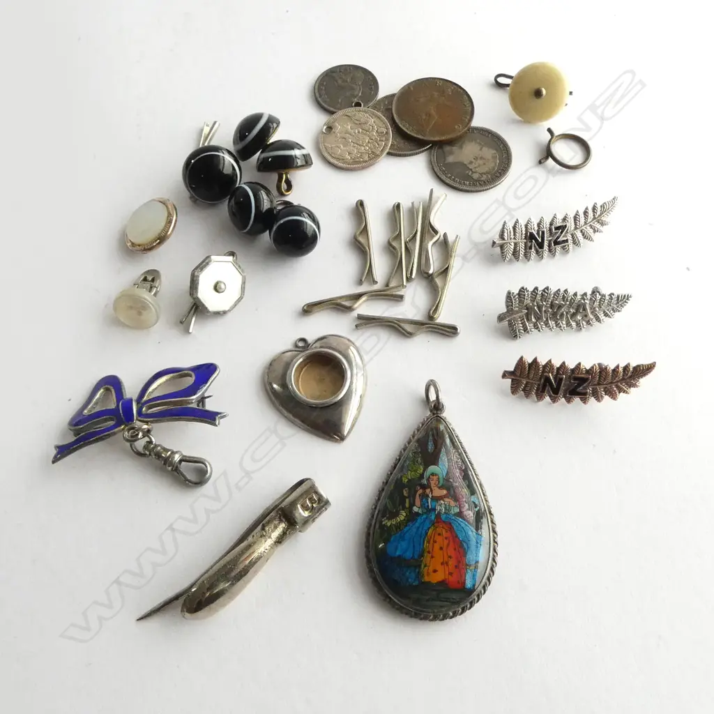 ASSORTED SILVER BROOCHES & PENDANTS/AGATE BUTTONS ETC Image 1++