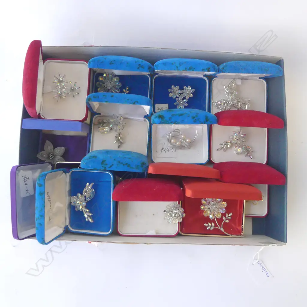 COLLECTION OF 12 SWAROVSKI BROOCHES & 4 OTHERS Image 1++