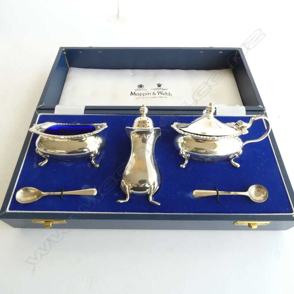 1984 MAPPIN & WEBB SILVER 3 PCE CONDIMENT SET W SPOONS 210gms w blue glass liners in orig box. As new  Image 1++