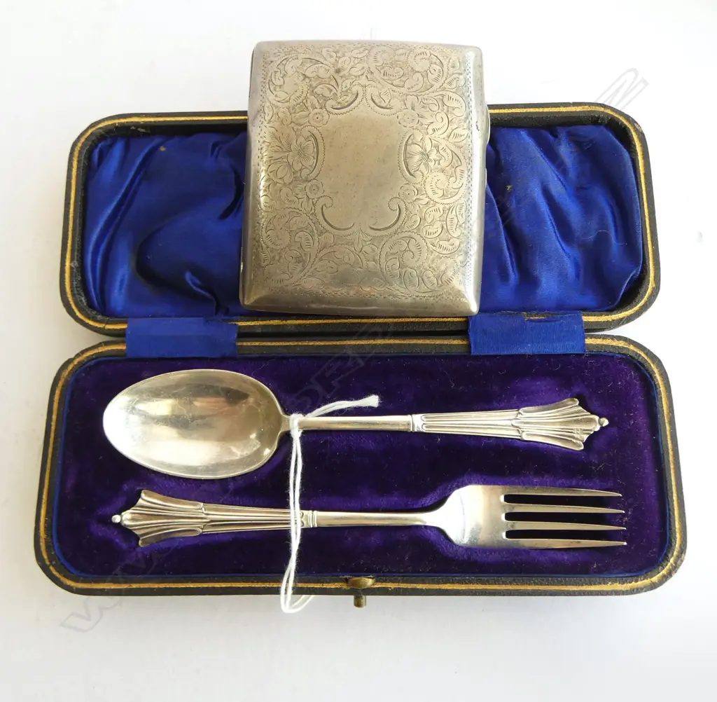 CASE STG SILVER M&W KNIFE & SPOON, SHEFFIELD 1908 + STG CIG. CASE, BIRMINGHAM 1901, 95gms TOTAL Image 1++