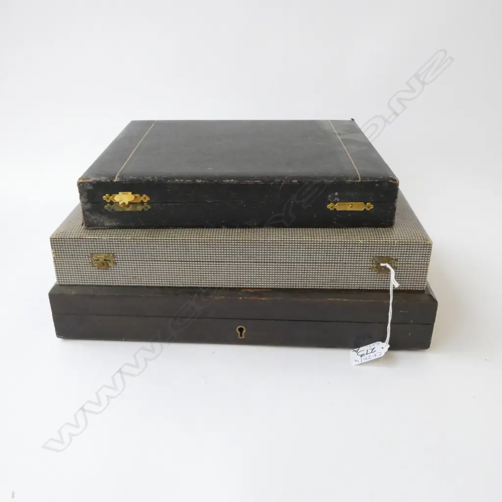 3 CASED CUTLERY SETS; 2 FISH, 1 FRUIT KNIVES Image 1++