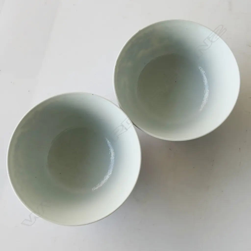 NEAR PAIR GUANGXU MARK BLUE & WHITE BOWLS each with 2 dragons w 5 claws. Dia.112mm Image 1++