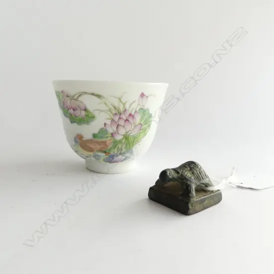 CHINESE FAMILLE VERTE TEA BOWL H.60mm + BRONZE TURTLE SEAL