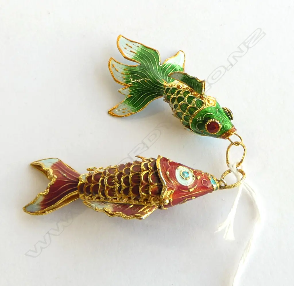2 ENAMEL ARTICULATED FISH PENDANTS L.65mm Image 1++