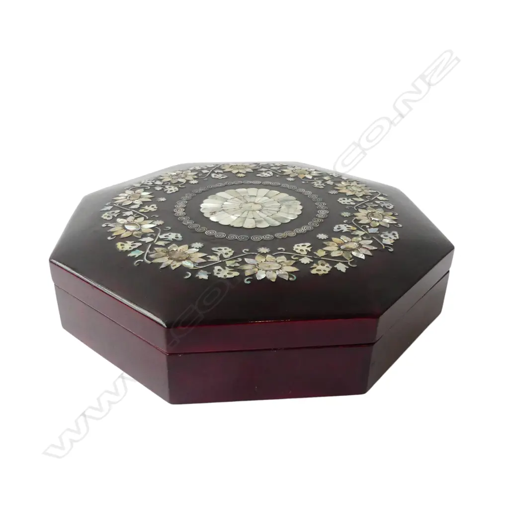 OCTAGONAL LACQUER LIDDED BOX WITH MOTHER OF PEARL DECORATION THE INTERIOR WITH COMPARTMENTS 250 x 55mm Image 1++