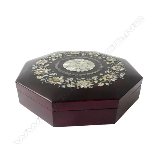 OCTAGONAL LACQUER LIDDED BOX WITH MOTHER OF PEARL DECORATION THE INTERIOR WITH COMPARTMENTS 250 x 55mm