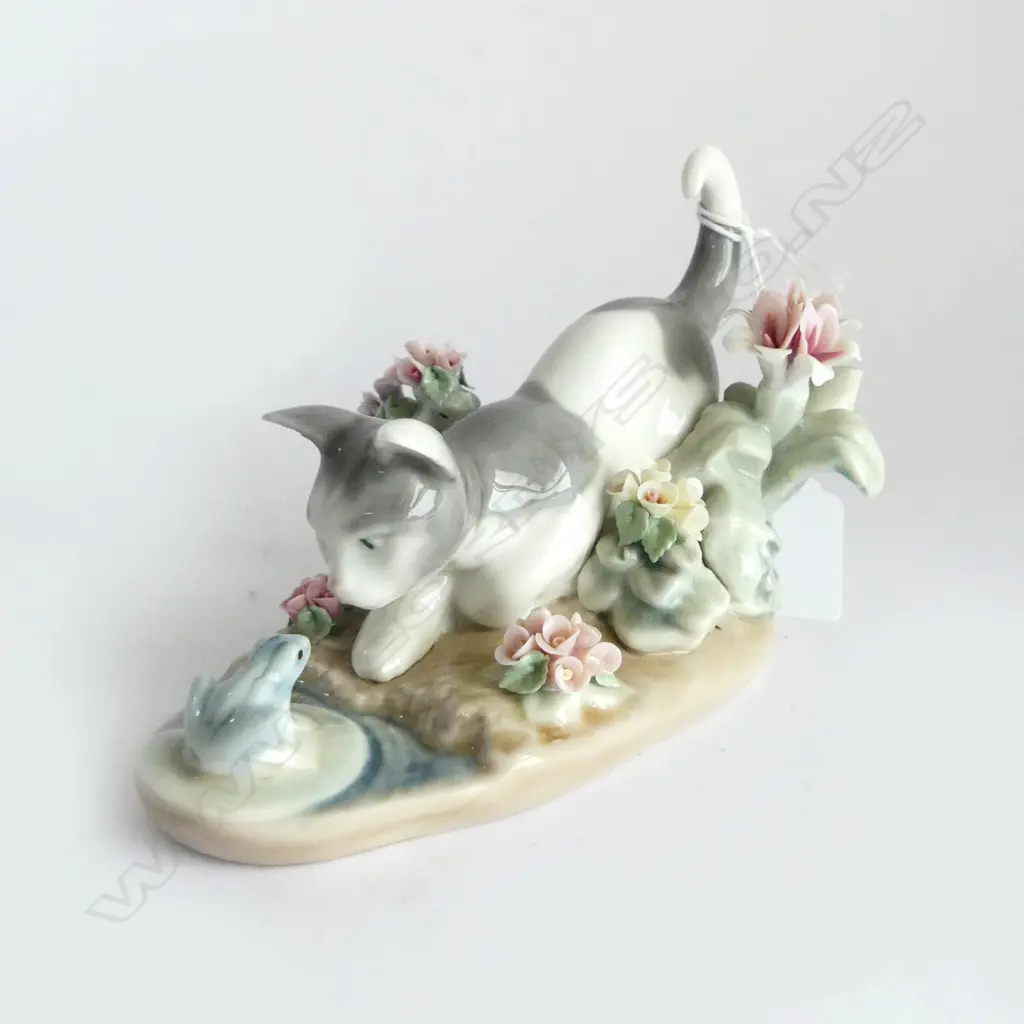 LLADRO CAT & FROG FIGURE GROUP H.90mm (FAULT TO PETAL) Image 1++