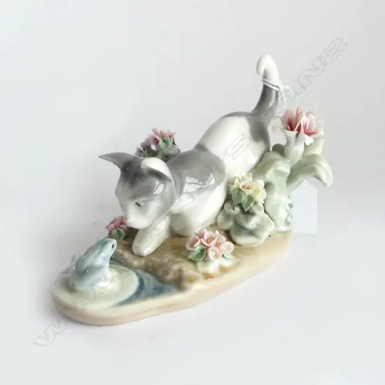 LLADRO CAT & FROG FIGURE GROUP H.90mm (FAULT TO PETAL)