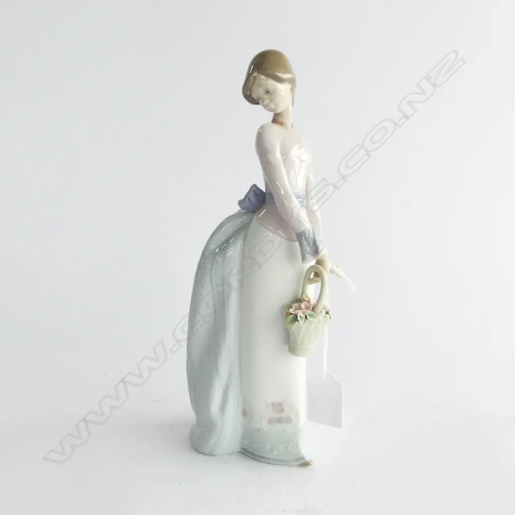 LLADRO #7622 'BASKET OF LOVE' H.250mm tiny chips to 2 leaves Image 1++