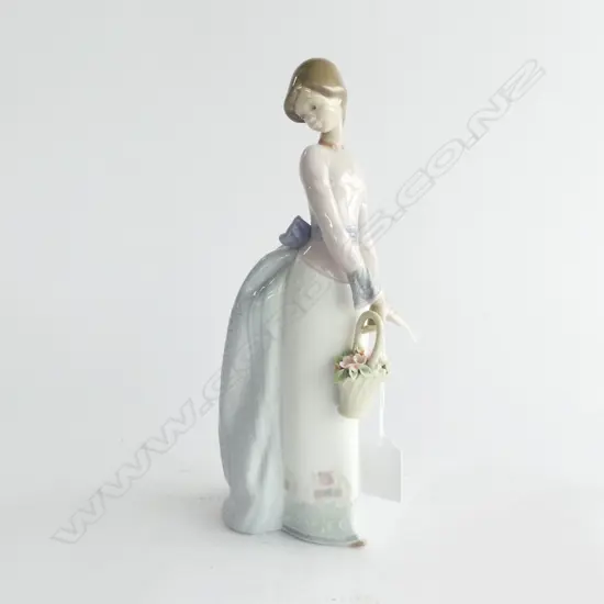 LLADRO #7622 'BASKET OF LOVE' H.250mm tiny chips to 2 leaves