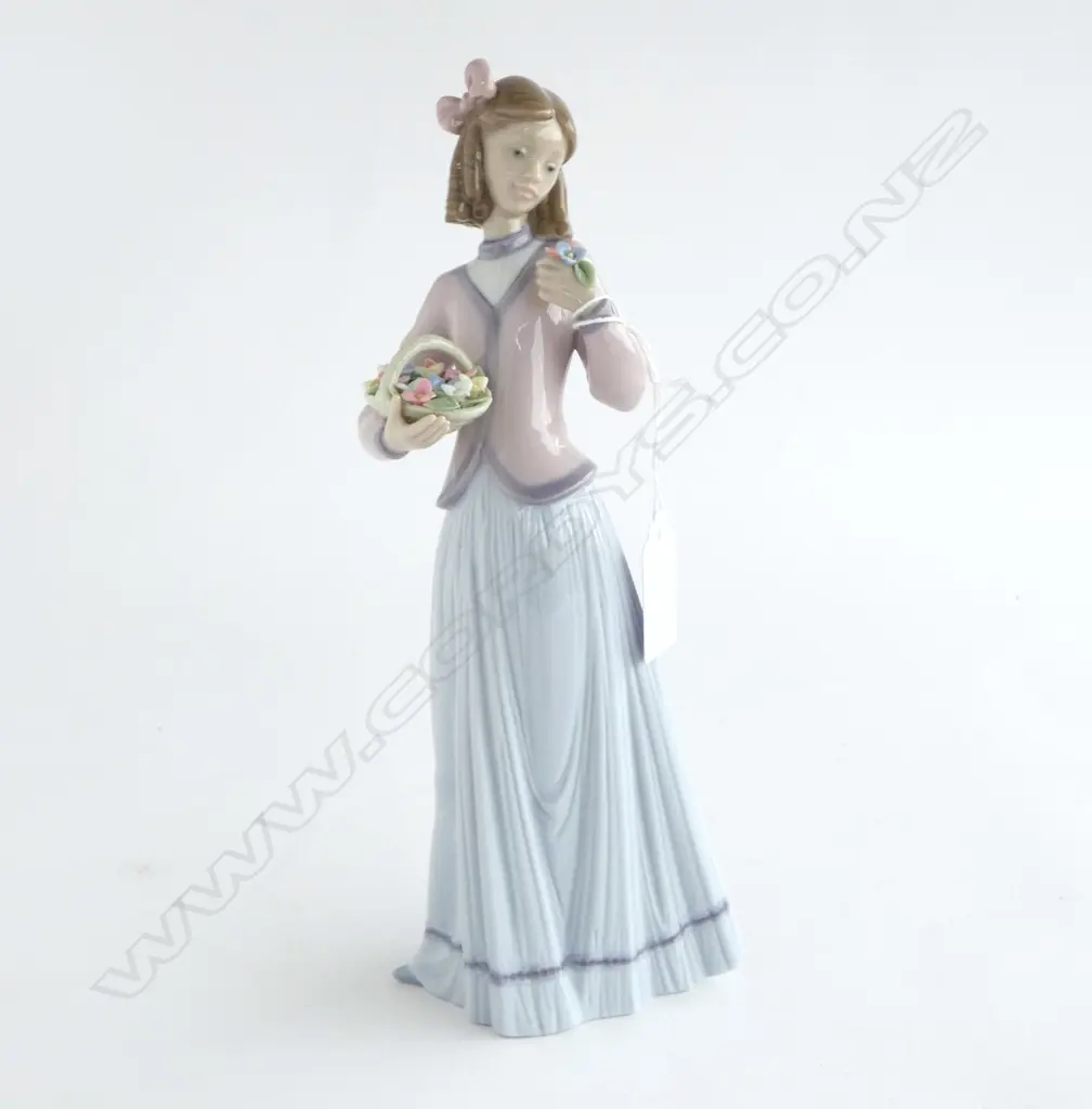 LLADRO #7644 'INNOCENCE IN BLOOM' H.240mm Image 1++