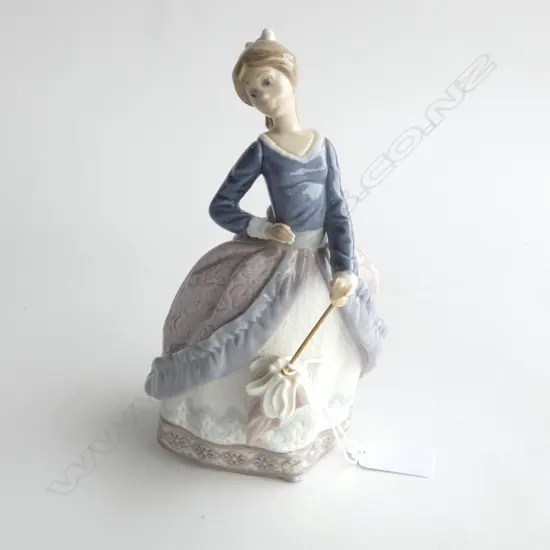LLADRO GIRL w. UMBRELLA H.175mm