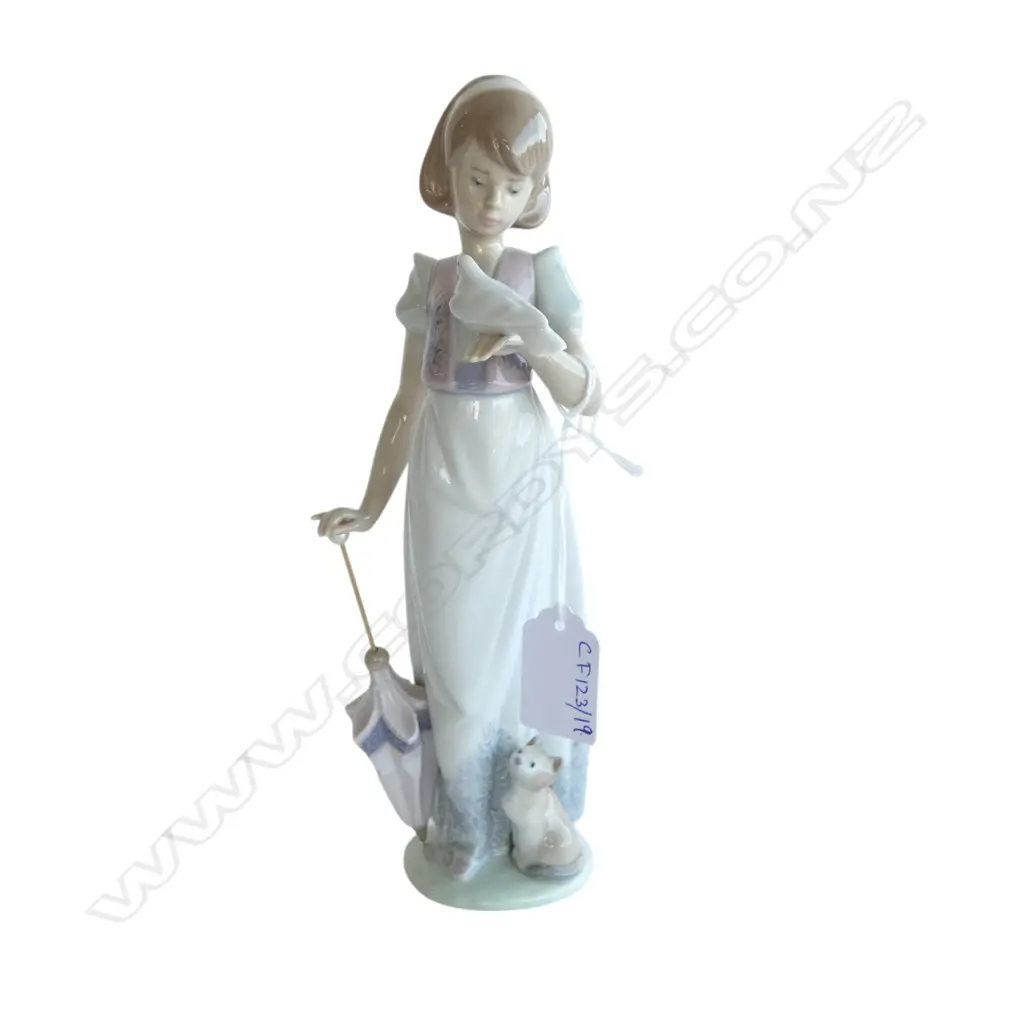 LLADRO #7611 'SUMMER STROLL' H.225mm Image 1++