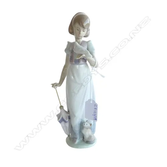 LLADRO #7611 'SUMMER STROLL' H.225mm