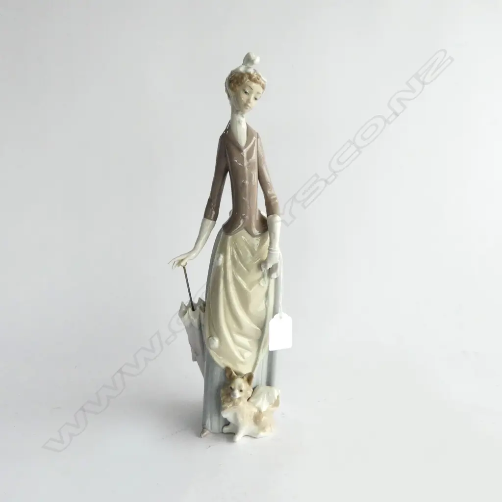 LLADRO WOMEN WITH UMBRELLA FIGURE H.360mm Image 1++