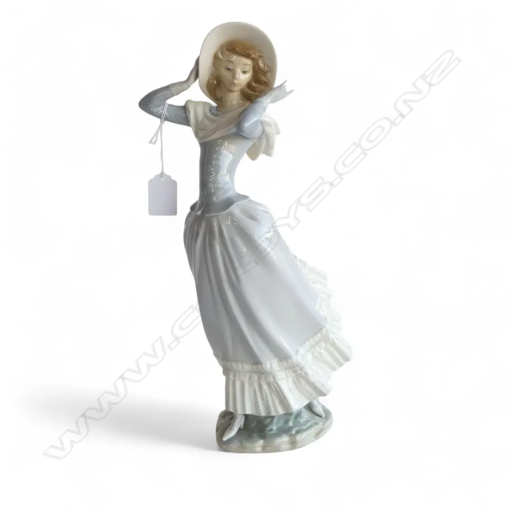 LLADRO #4936 'SPRING BREEZE' H.360mm Image 1++