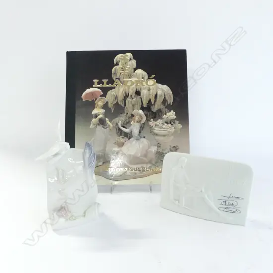LLADRO BOOK + 2 SOCIETY PLAQUES H.170mm