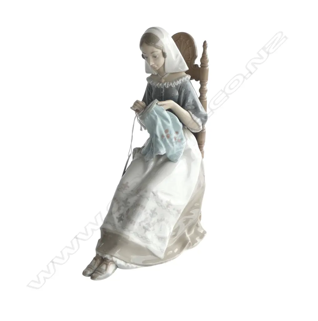 LLADRO #4865 'INSULAR EMBROIDERESS' H.280mm Image 1++
