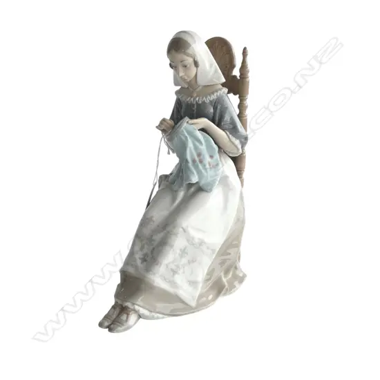 LLADRO #4865 'INSULAR EMBROIDERESS' H.280mm