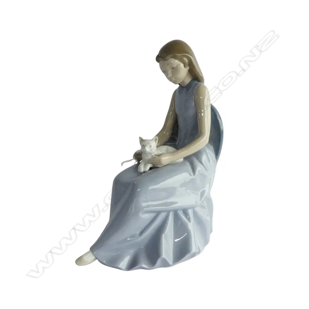 LG NAO FIGURINE, GIRL w. CAT H.270mm Image 1++