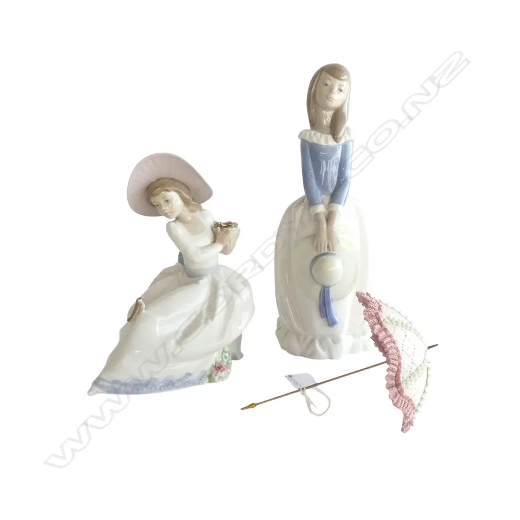 2 NAO FIGURINES (1 PETAL AF) H.275mm + UMBRELLA (chip) Image 1++