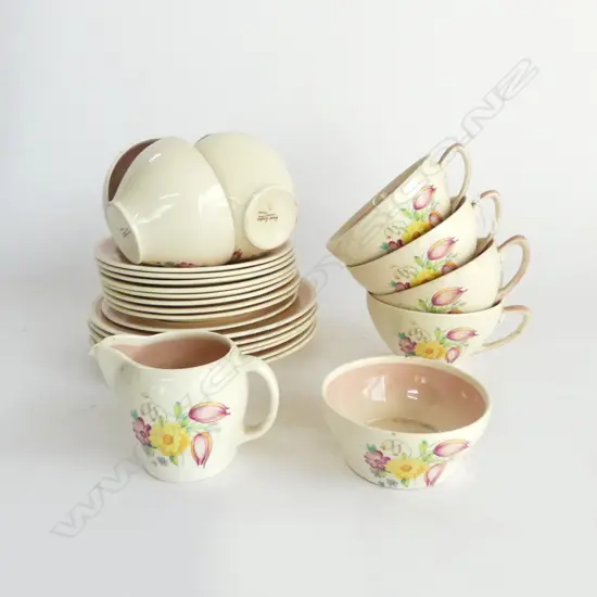 SUSIE COOPER PART TEA SET: 8 CUPS + SUGAR & CREAM + 8 SAUCERS & 7 ASST PLATES