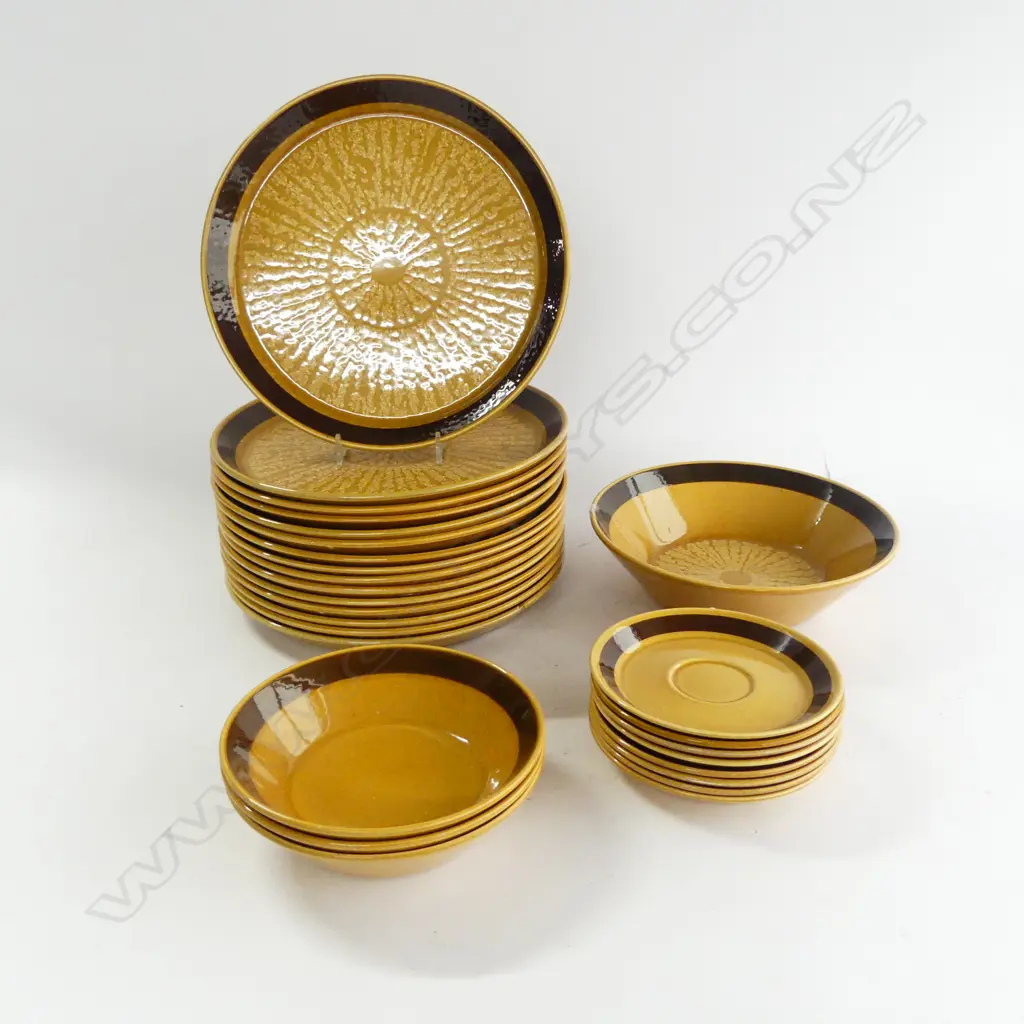 CROWN LYNN 1970S 'FORMA' GOLD COLOURED 15 DINNER PLATES, LGE BOWL, 3 SMALL BOWLS & 8 SAUCERS Image 1++