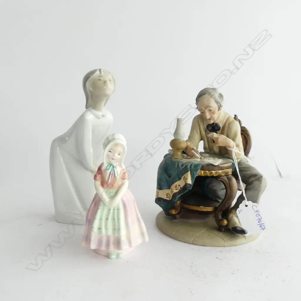 3 FIGURINES; LLADRO GIRL (AF), ROYAL DOULTON TOOTLES H.115mm, CAPODIMONTE GENT AT TABLE Image 1++
