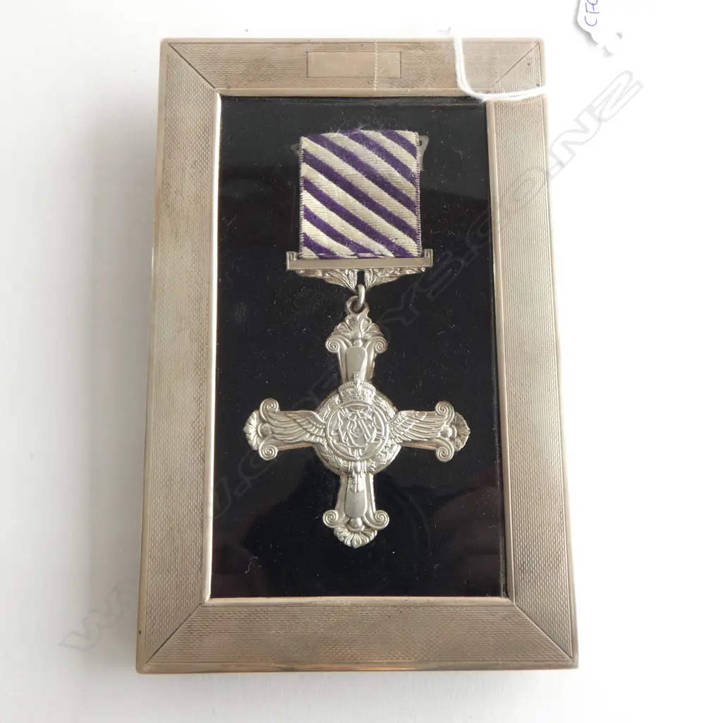 THE 'DISTINGUISHED FLYING CROSS', DATE 1943 ENGRAVED, IN STG SILVER FRAME, BIRMINGHAM 1948, 91gms... Image 1++
