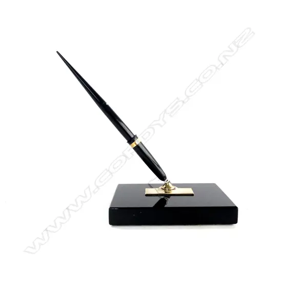 SHEAFFER DESK SET; FOUNTAIN PEN w. 14CT NIB