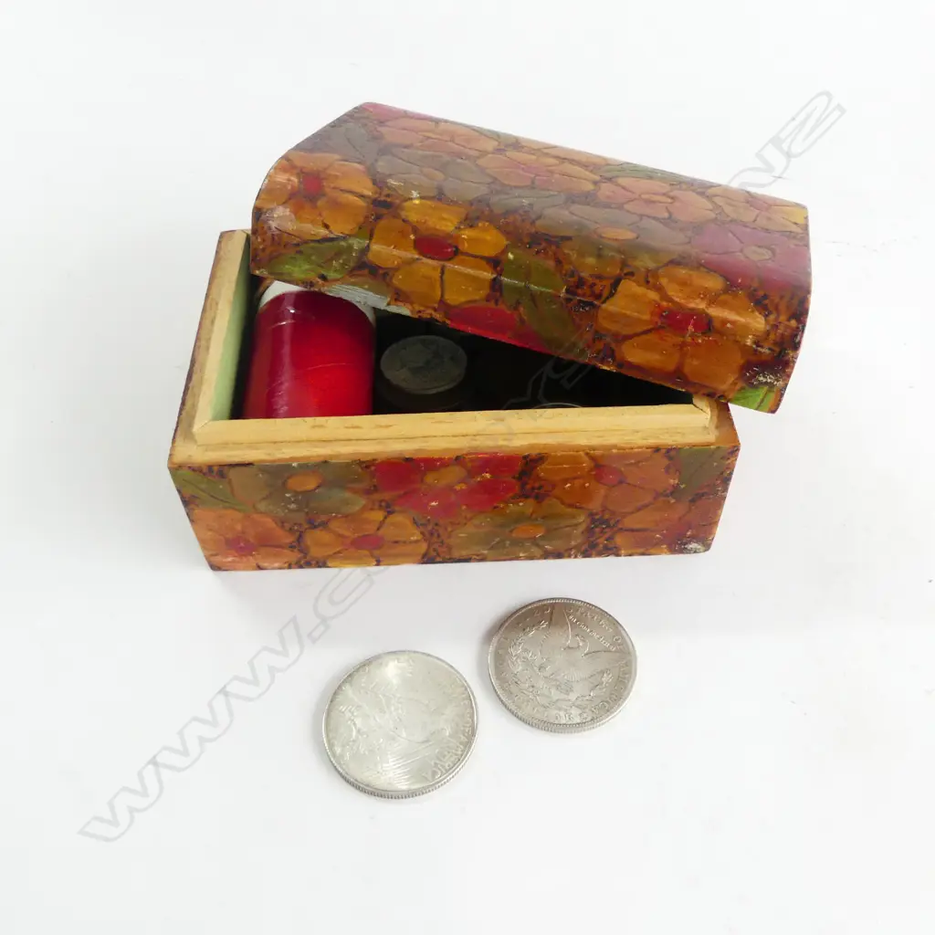 FOLK ART POKER WORK BOX W.140mm + WORLD COIN COLLECTION USA ETC Image 1++