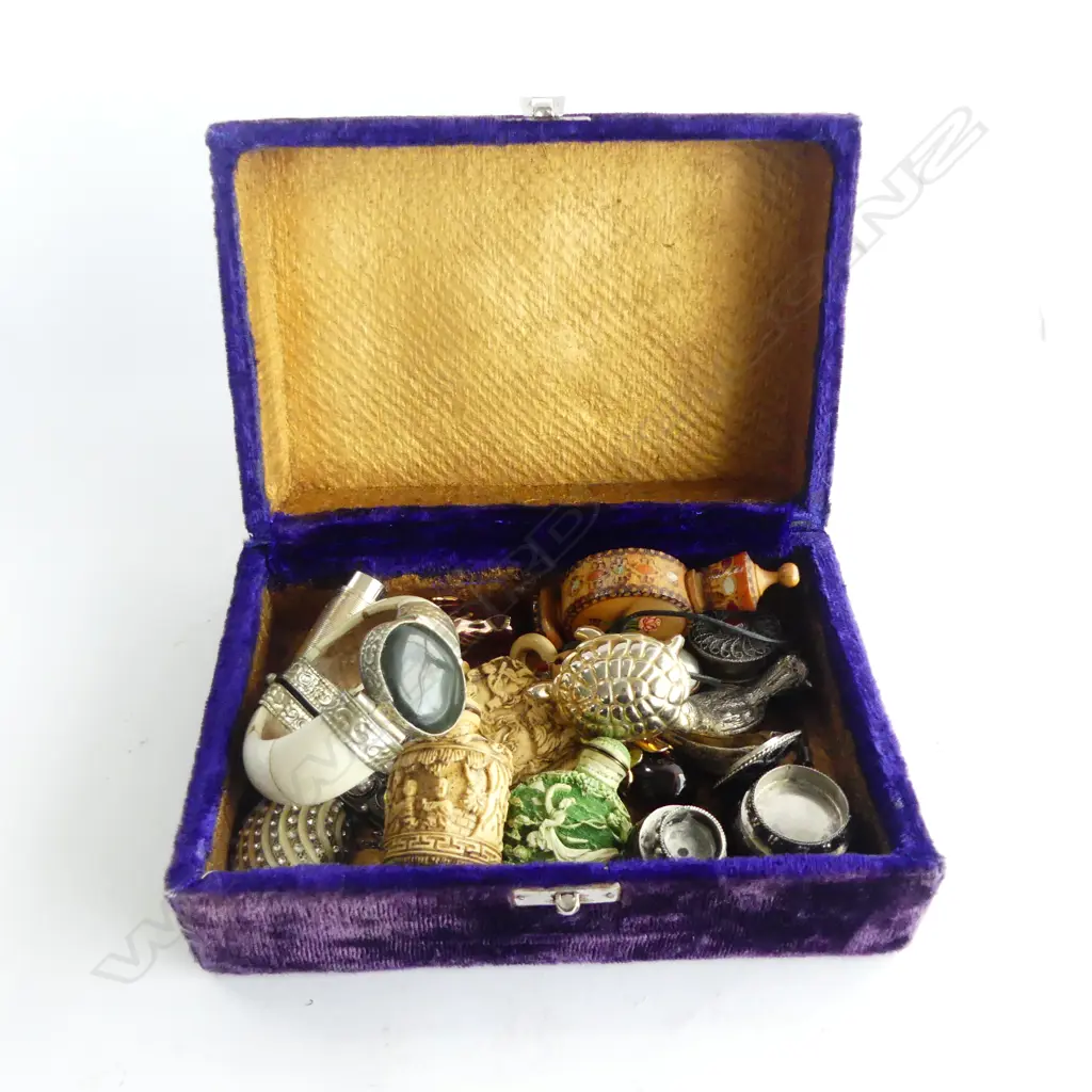 ASST. COSTUME JEWELLERY, SCENT BOTTLES, etc Image 1++