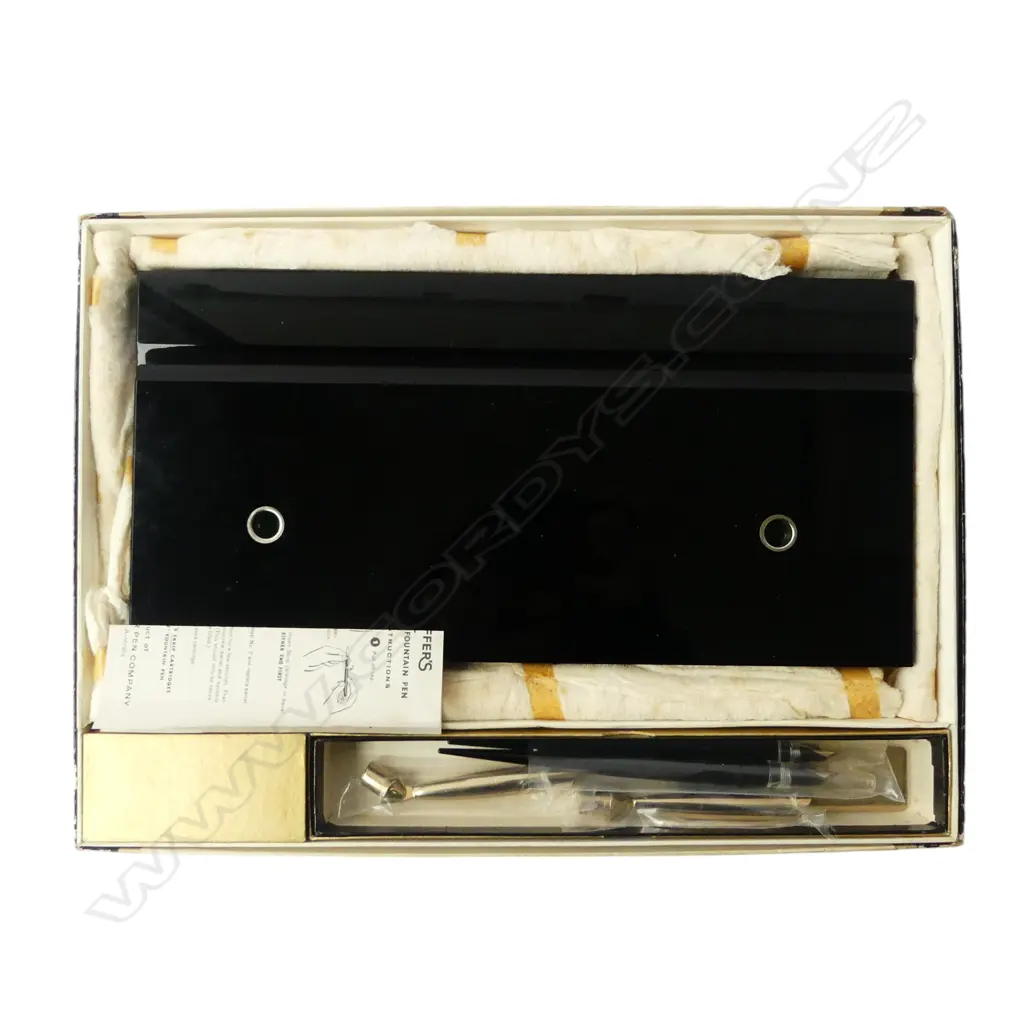 BOXED SHEAFFER DESK SET; 2 FOUNTAIN PENS w. 14CT NIBS, CARTRIDGES 165x330mm Image 1++