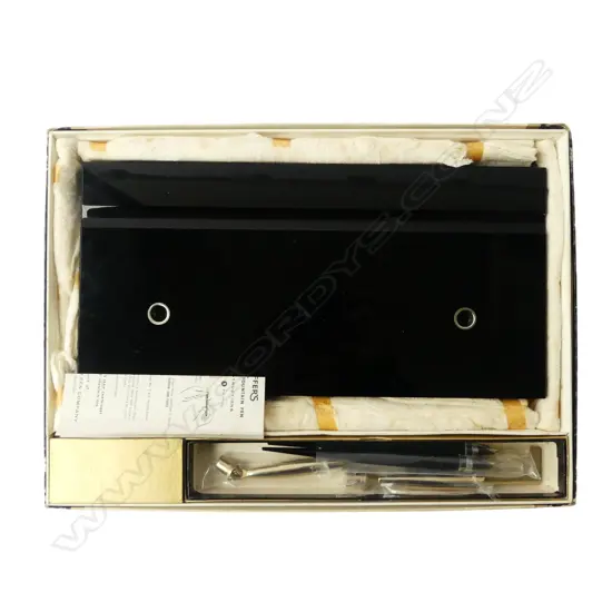 BOXED SHEAFFER DESK SET; 2 FOUNTAIN PENS w. 14CT NIBS, CARTRIDGES 165x330mm