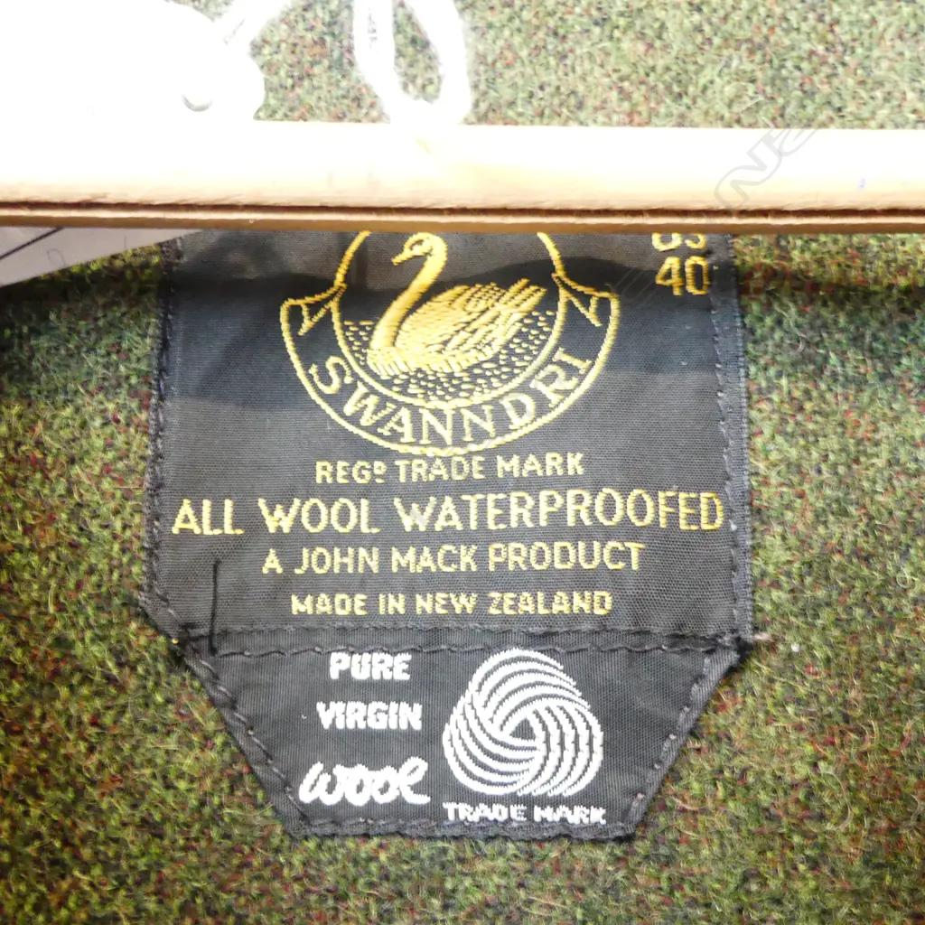 VINTAGE ORIGINAL GENT'S SWANDRI green with red cross hatch Size OS '40'. Image 1++