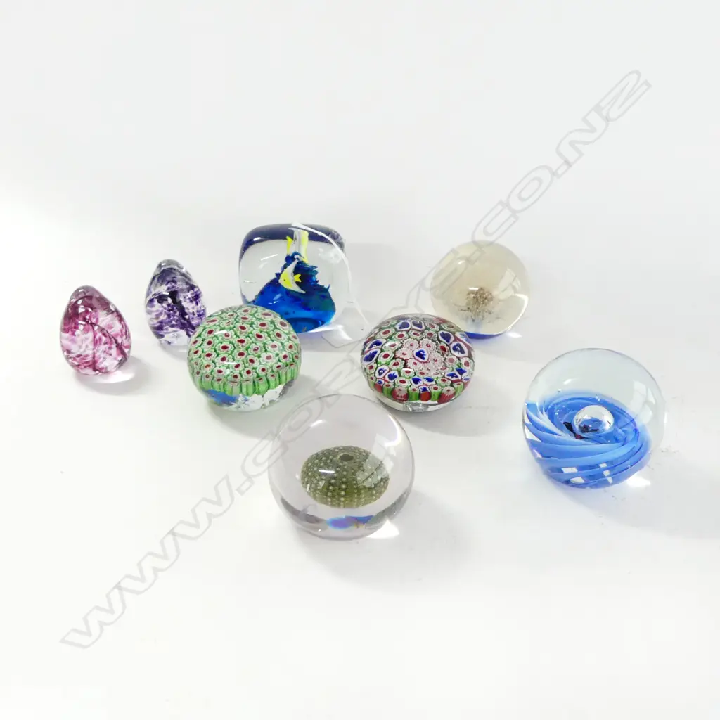 8 ART GLASS PAPERWEIGHTS; 2 HOKITIKA, 2 FAIRYCLOCK, FISH H.75mm Image 1++