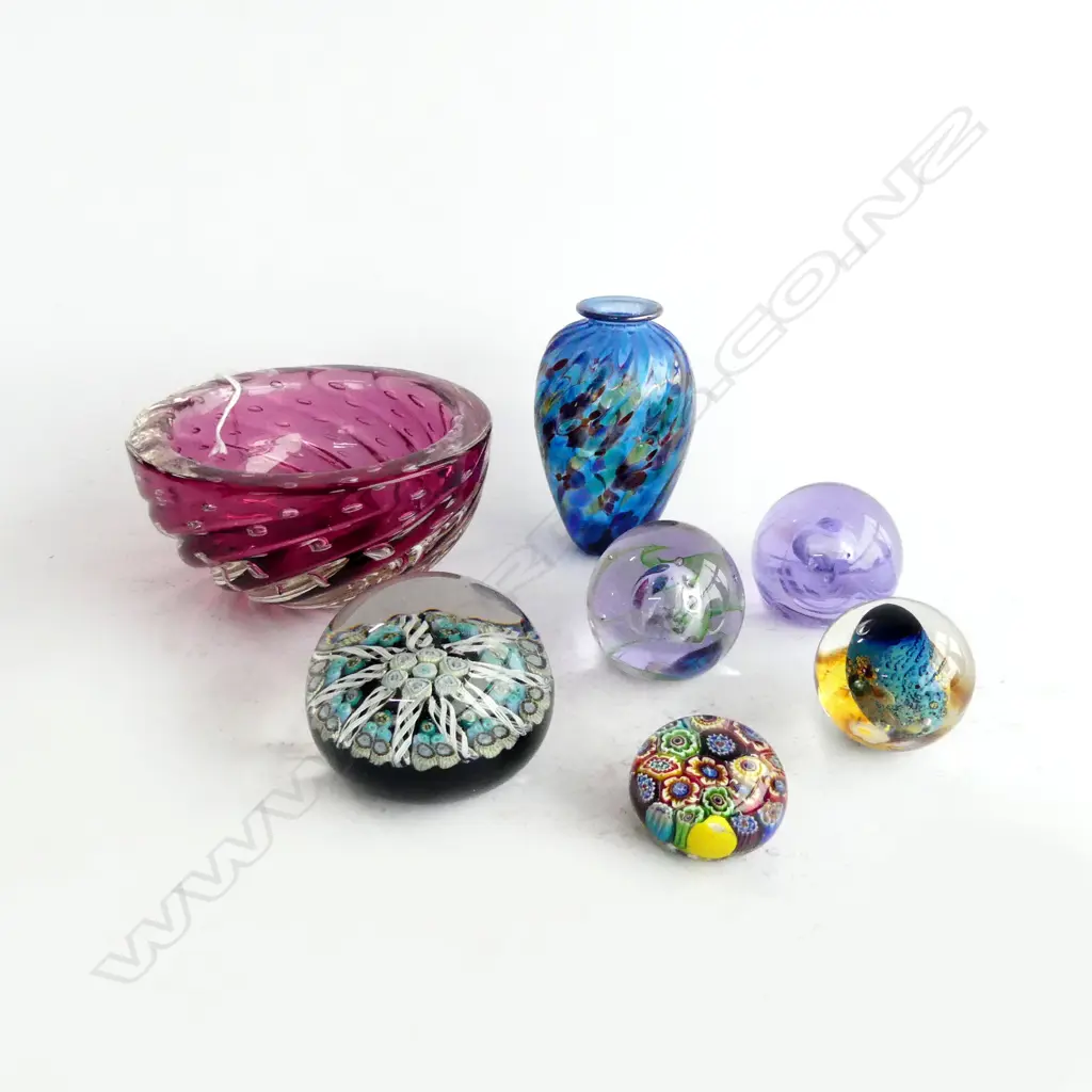 7 PCES ART GLASS; PINK BOWL 135mm dia, VASE, 5 PAPERWEIGHTS Image 1++