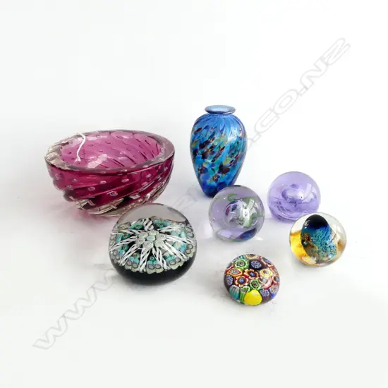 7 PCES ART GLASS; PINK BOWL 135mm dia, VASE, 5 PAPERWEIGHTS