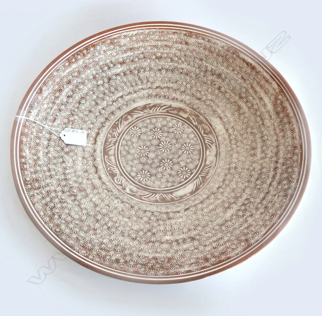 KEUM SUN LEE SHALLOW BOWL TERRACOTTA w WHITE DAISY DETAIL, Dia.380mm Image 1++
