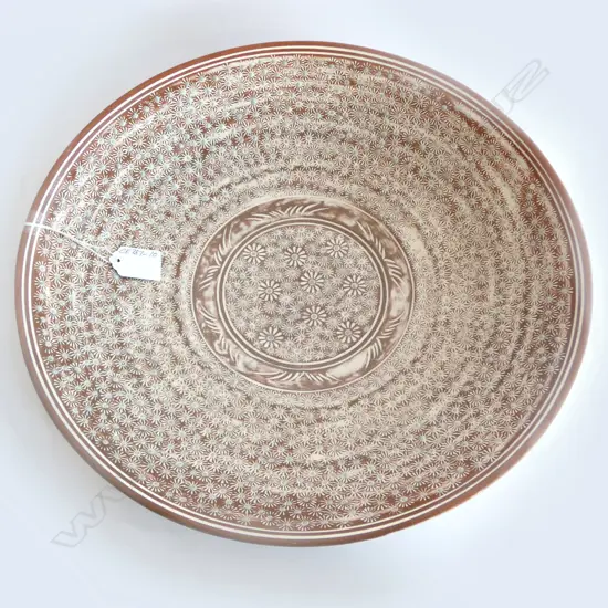 KEUM SUN LEE SHALLOW BOWL TERRACOTTA w WHITE DAISY DETAIL, Dia.380mm