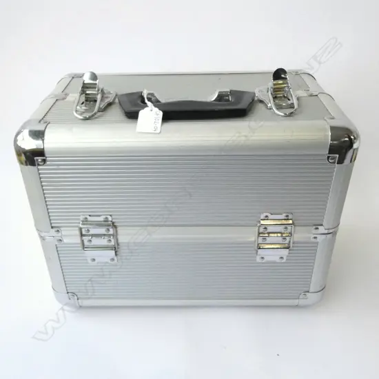 SILVER ALUMINUM MAKE-UP VANITY TRAIN CASE SLIDING TRAY / W35CM  H26CM  D21CM