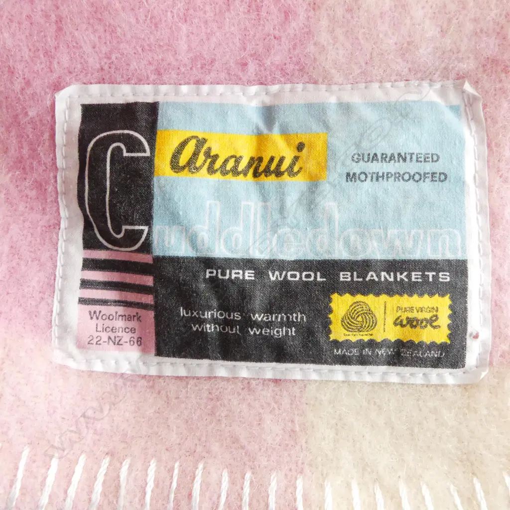 PR PINK & WHITE ARANUI 'CUDDLEDOWN' PURE WOOL BLANKETS Image 1++