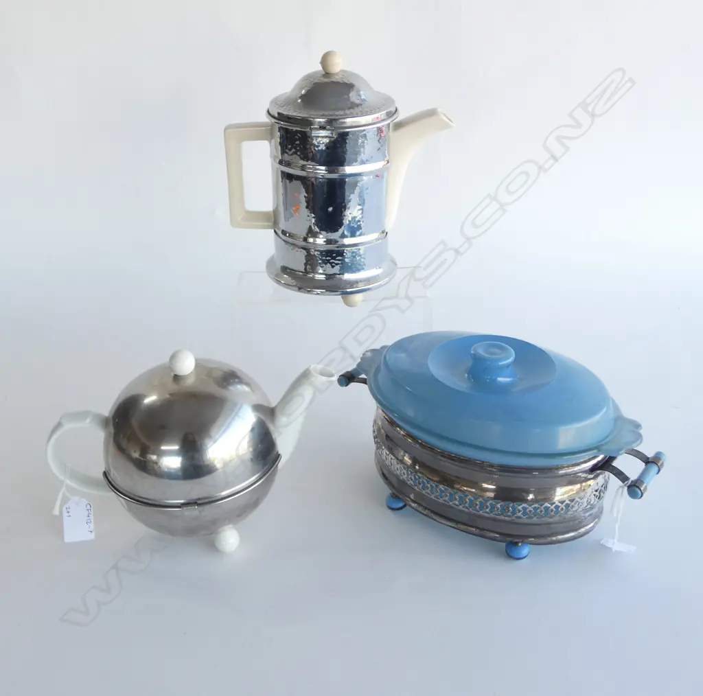 VINTAGE INSULATED CERAMIC TEA & COFFEE POT + SMALL VINTAGE PYREX CASSEROLE Image 1++