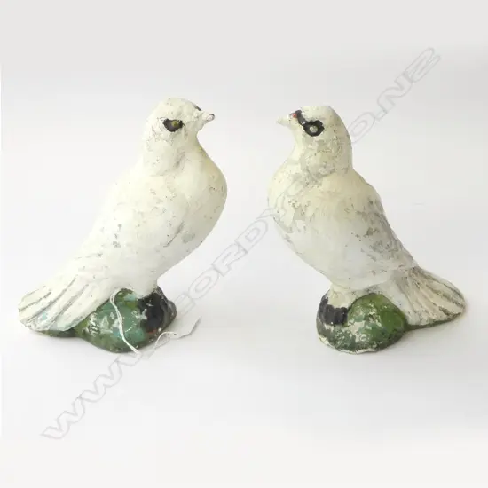2 PAINTED CONCRETE PIDGEON ORNAMENTS H.200mm