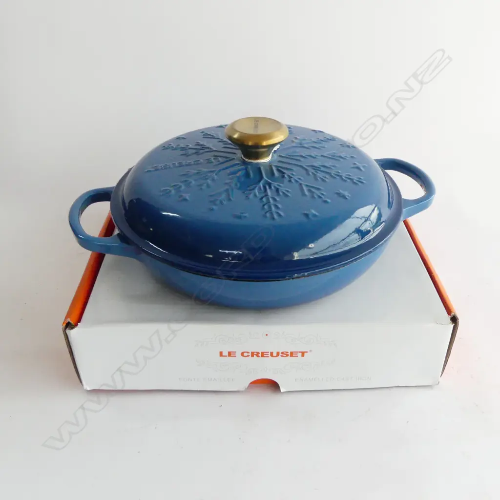 LE CREUSET BLUE ENAMELLED CAST IRON SNOWFLAKE SHALLOW CASSEROLE 270mm dia, BOXED Image 1++