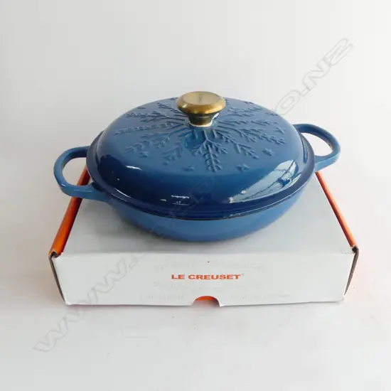 LE CREUSET BLUE ENAMELLED CAST IRON SNOWFLAKE SHALLOW CASSEROLE 270mm dia, BOXED